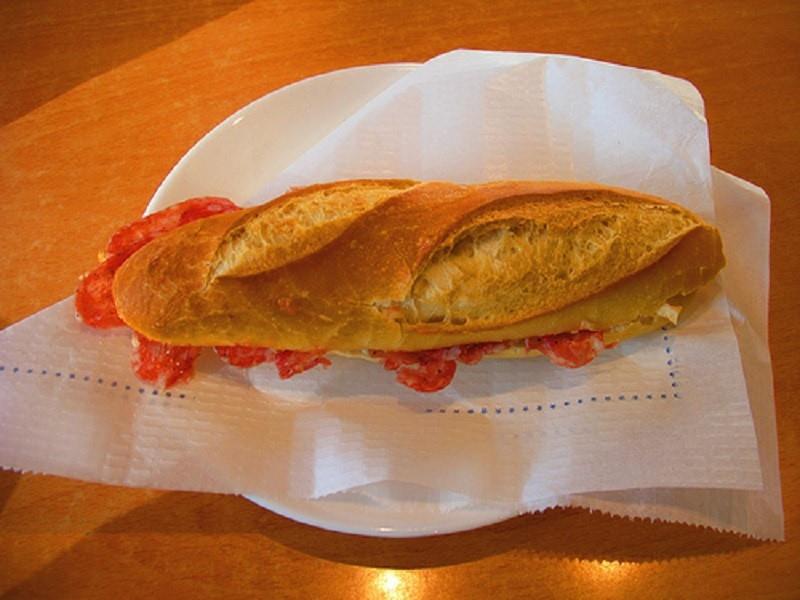 1. Bocadillo de Morcilla (Sandwich Sosis Darah), 2. Bocadillo de Jamon (Sandwich Ham), 3. Bocadillo de Calamares (Sandwich Cumi), 4. Bocadillo de Queso (Sandwich Keju), 5. Bocadillo de Tortilla (Sandwich Dadar Kentang), 6. Bocadillo de Atún (Sandwich Tuna), 7. Bocadillo Serranito (Sandwich Daging Babi), 8. Bocadillo de Paté (Sandwich Paté), 9. Bocadillo de Nocilla y Chorizo (Sandwich Sosis &amp; Nocilla), 10. Bocadillo de Salami (Sandwich Salami)
