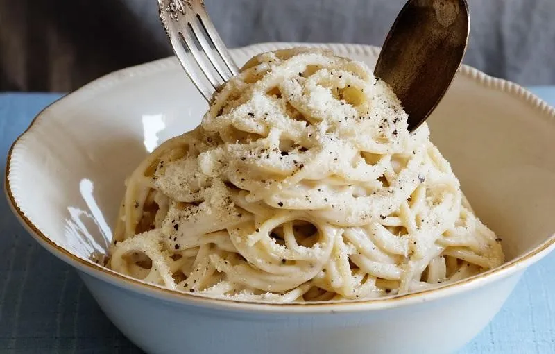 Cacio e pepe, 1. Pasta alla Norma, 2. Amatriciana, 3. Ziti alla Genovese, 4. Orecchiette con le Cime di Rapa, 5. Cacio e pepe, 6. Rigatoni con la pajata, 7. Tagliatelle alla Boscaiola, 8. Pasta e ceci, 9. Vincisgrassi, 10. Ravioli alla Genovese