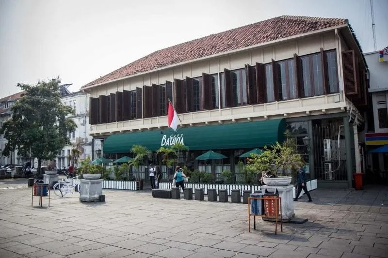Café Batavia, 1. Museum Fatahillah, 2. Museum Bank Indonesia, 3. Museum Bank Mandiri, 4. Toko Merah, 5. Café Batavia, 6. Café Jamu Acaraki, 7. Rumah Akar, 8. Pelabuhan Sunda Kelapa, 9. Petak Sembilan Pecinan Glodok, 10. Jembatan Kota Intan
