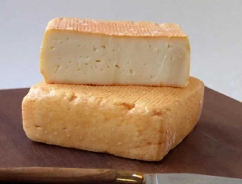 Carré Corse, 1. Camembert, 2. Carré Corse, 4. Fourme d'Ambert, 5. Reblochon, 6. Mont d'Or, 7. Beaufort, 8. Rovethym, 9. Tomme de Savoie, 10. Pont-l'Eveque