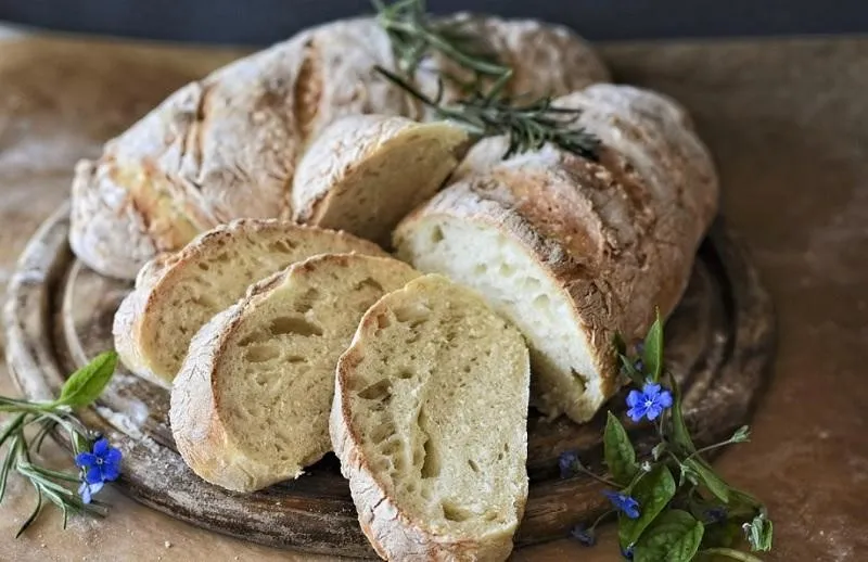 Ciabatta, 1. Pane casareccio, 2. Bisciola, 3. Friselle, 4. Pane carasau, 5. Panettone, 6. Focaccia, 7. Borlengo, 8. Tigella, 9. Biscotti, 10. Schiacciata, 11. Ciabatta