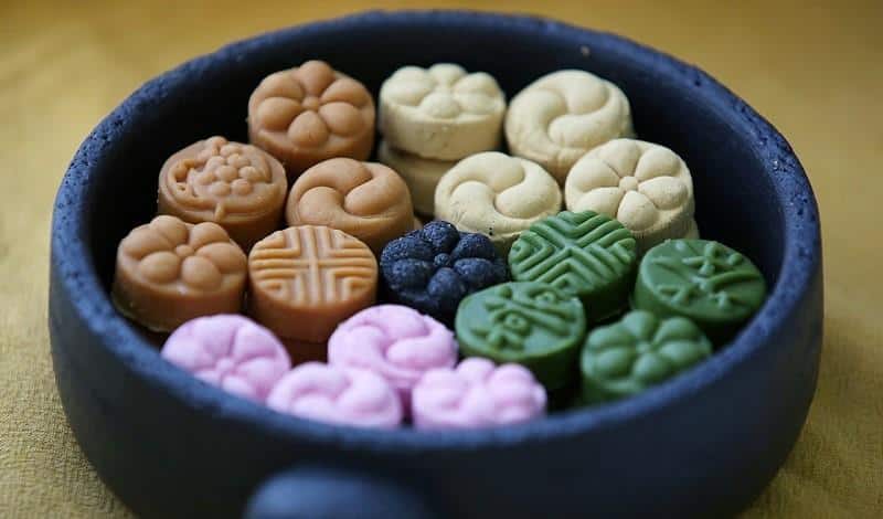 1. KKultarae, 2. Patbingsu, 3. Hotteok, 4. Bungeoppang, 5. Chapssaltteok, 6. Yaksik, 7. Hwangnam-ppang, 8. Hodu-gwaja, 9. Songpyeon, 10. Dasik, 11. Kkwabaegi, 12. Nurungji
