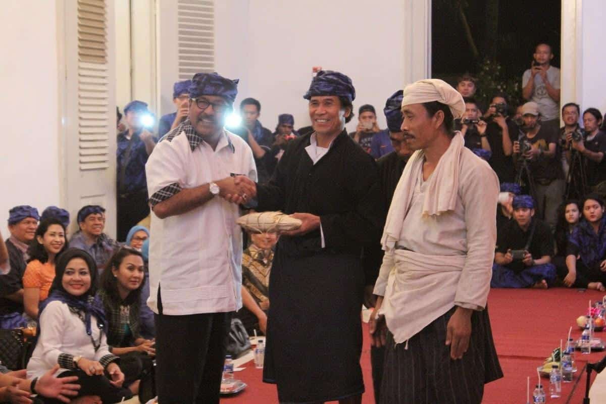 1. Tinggal di Rumah Tradisional, 2. Dipimpin oleh Pu'un, 3. Ayam Dianggap Mewah, 4. Tradisi Kawalu, 5. Melakukan Perjodohan, 6. Pakaian Setiap Suku Berbeda, 7. Tidak Memiliki Nisan, 8. Menggunakan Batang Bambu untuk Gelas, 9. Suka Bergotong Royong, 10. Suka Berjalan Kaki Tanpa Alas Kaki