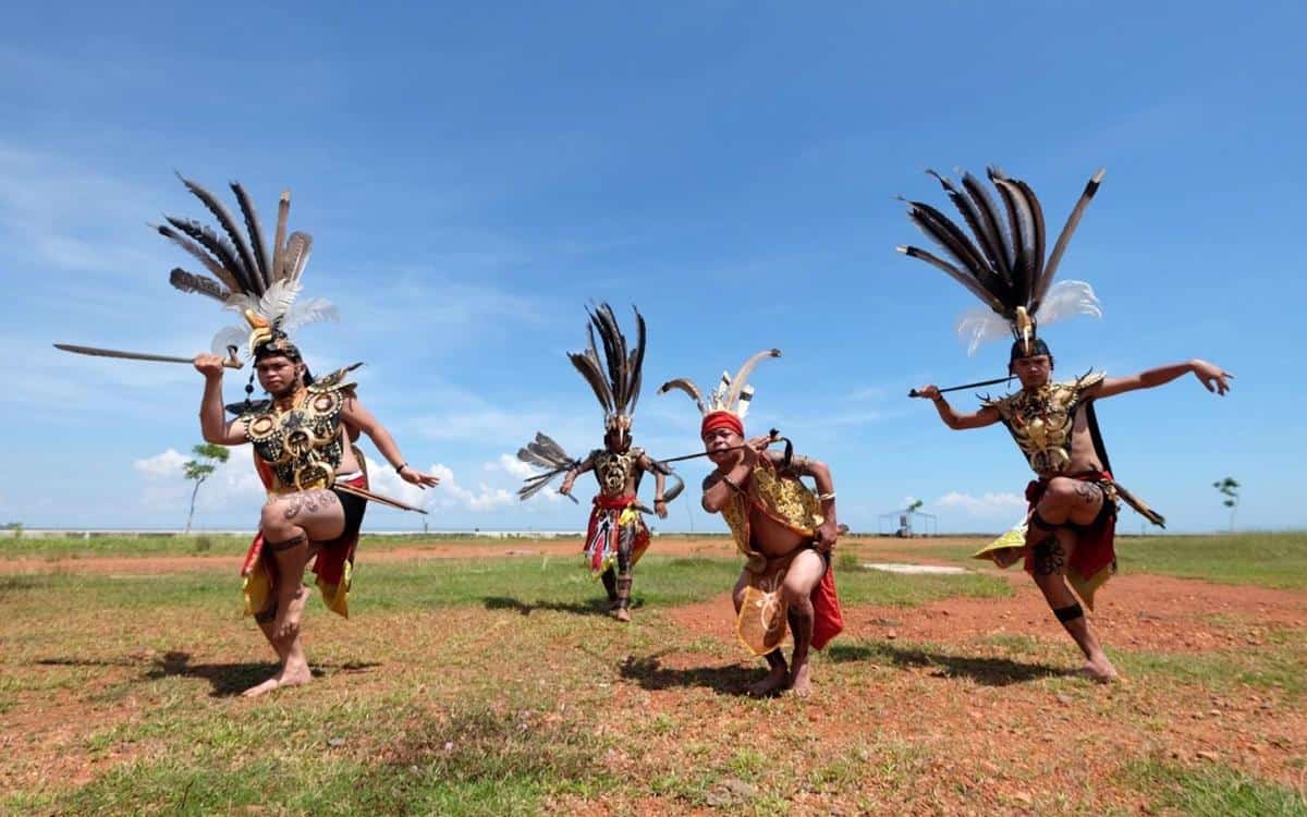 1. Dekat dengan Hal-Hal Mistik, 2. Tradisi Merajah Tubuh, 3. Gadis Dayak yang Terkenal Sopan, 4. Tradisi Kuping Panjang, 5. Memiliki Pasukan Hantu, 6. Memiliki Senjata Mematikan, 7. Suka Berhias dan Merawat Diri, 8. Memiliki Dukun Sakti, 9. Penganut Kaharingan, 10. Ditakuti Bangsa Belanda