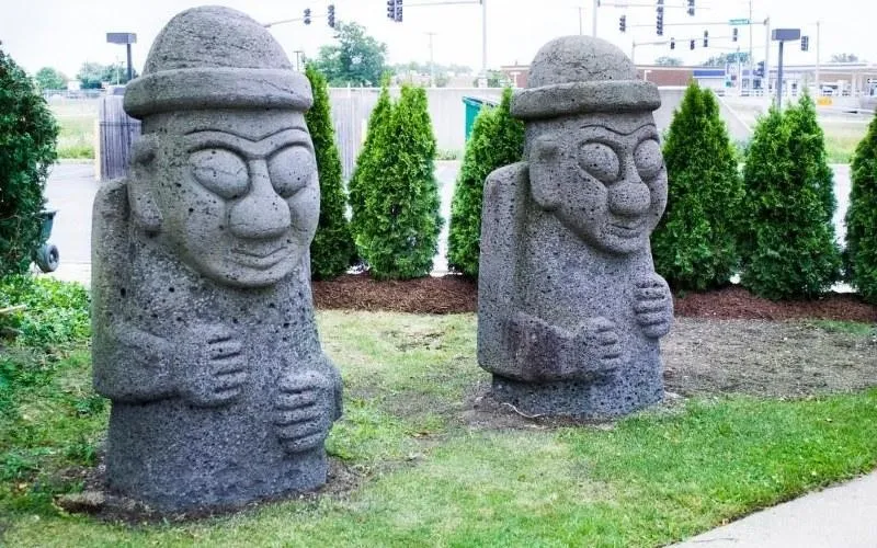 Dol Hareubang, Patung Penjaga Pulau Jeju, 1. Patung Pemeran Winter Sonata di Pulau Nami, 2. Patung Laksamana Yi Sunshin, 3. Patung Raja Sejong, 4. Patung Jugun Ianfu, 5. Patung Beruang di Gunung Seorak, 6. Dol Hareubang, Patung Penjaga Pulau Jeju, 7. Patung Buddha di Kuil Donghwasa, 8. Statue of Brother di Monumen Peringatan Perang Korea, 9. Patung Kim Kwangseok di Daegu, 10. Patung di Haesindang Park