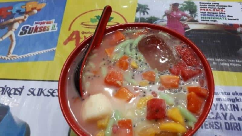 1. Es Teler, 2. Es Jagung, 3. Es Sari Kacang Hijau, 4. Es Buah Banjarmasin, 5. Es Nangka Selasih Banjar, 6. Es Lidah Buaya, 7. Sirup Limau Kuit, 8. Es Kacang Merah, 9. Teh Gaharu Banjarbaru, 10. Temulawak Sani, 11. Lahang Bambu