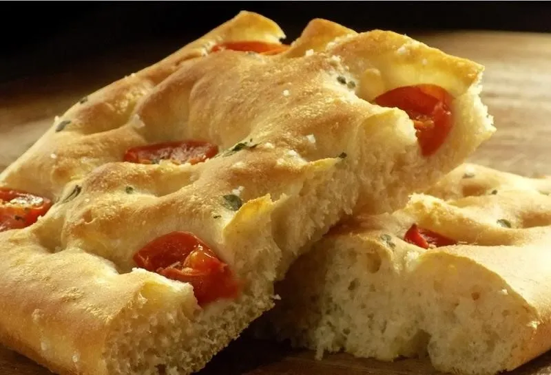 Focaccia, 1. Pane casareccio, 2. Bisciola, 3. Friselle, 4. Pane carasau, 5. Panettone, 6. Focaccia, 7. Borlengo, 8. Tigella, 9. Biscotti, 10. Schiacciata, 11. Ciabatta