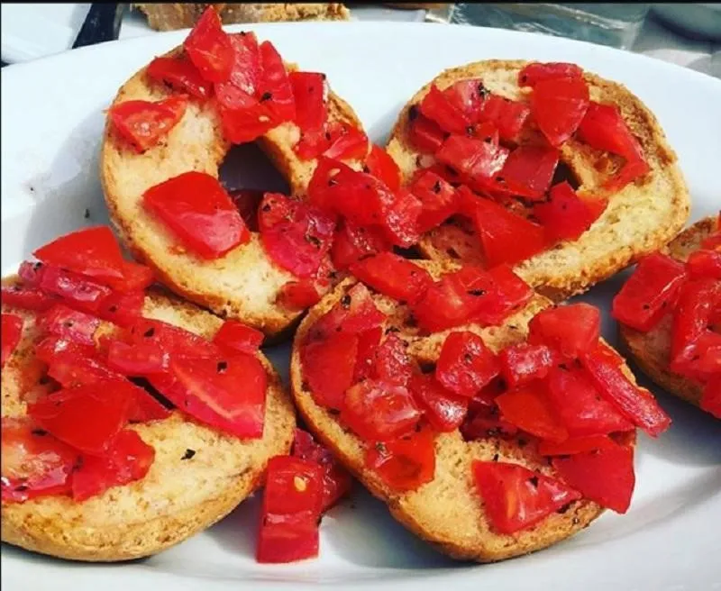Friselle, 1. Pane casareccio, 2. Bisciola, 3. Friselle, 4. Pane carasau, 5. Panettone, 6. Focaccia, 7. Borlengo, 8. Tigella, 9. Biscotti, 10. Schiacciata, 11. Ciabatta