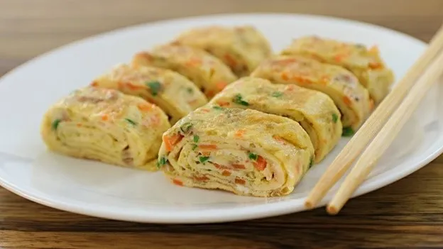 Gyeran Mari, 1. Pajeon, 2. Namul Muchim, 3. Cheongpomuk, 4. Kimchi, 5. Gim Gui, 6. Gamjajeon, 7. Ojingeo Chae Bokkeum, 8. Eomuk Bokkeum, 9. Myulchi Bokkeum, 10. Hobak Bokkeum, 11. Gamja Jeorim, 12. Goguma Mattang, 13. Gyeran Mari, 14. Yeongeun Jorim
