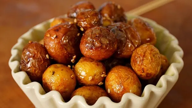 Gamja Jeorim, 1. Pajeon, 2. Namul Muchim, 3. Cheongpomuk, 4. Kimchi, 5. Gim Gui, 6. Gamjajeon, 7. Ojingeo Chae Bokkeum, 8. Eomuk Bokkeum, 9. Myulchi Bokkeum, 10. Hobak Bokkeum, 11. Gamja Jeorim, 12. Goguma Mattang, 13. Gyeran Mari, 14. Yeongeun Jorim