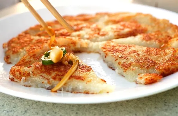 Gamjajeon, 1. Pajeon, 2. Namul Muchim, 3. Cheongpomuk, 4. Kimchi, 5. Gim Gui, 6. Gamjajeon, 7. Ojingeo Chae Bokkeum, 8. Eomuk Bokkeum, 9. Myulchi Bokkeum, 10. Hobak Bokkeum, 11. Gamja Jeorim, 12. Goguma Mattang, 13. Gyeran Mari, 14. Yeongeun Jorim