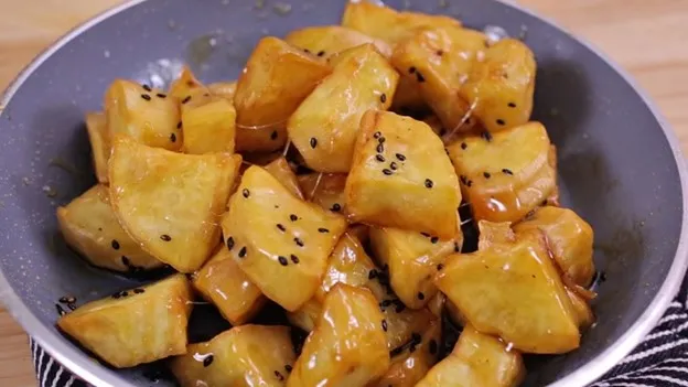 Goguma Mattang, 1. Pajeon, 2. Namul Muchim, 3. Cheongpomuk, 4. Kimchi, 5. Gim Gui, 6. Gamjajeon, 7. Ojingeo Chae Bokkeum, 8. Eomuk Bokkeum, 9. Myulchi Bokkeum, 10. Hobak Bokkeum, 11. Gamja Jeorim, 12. Goguma Mattang, 13. Gyeran Mari, 14. Yeongeun Jorim