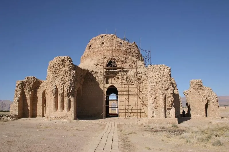 Istana Sarvestan, 1. Persepolis, 2. Pasargad, 3. Sistem Hirolik Historis Shustar, 4. Tchogha Zanbil, 5. Menara Keheningan Yazd (Dakhma), 6. Naqsh-e Rostam, 7. Arg-e Bam, 8. Argh–e Rayen, 9. Istana Sarvestan, 10. Kota Kuno Bishapur