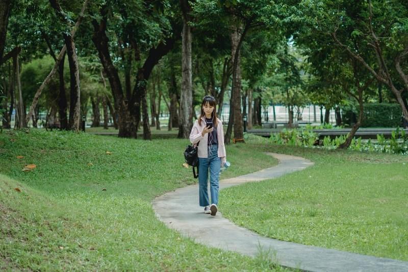 1. Cari Destinasi yang Pas, 2. Pesan Tiket Pesawat Online Jauh-Jauh Hari, 3. Gunakan Sistem Penerbangan Transit, 4. Manfaatkan Jaringan Pertemanan, 5. Bawa Bekal Makanan yang Bisa Disimpan Lama, 6. Kendalikan Keinginan Membeli Oleh-Oleh, 7. Kemasi Barang Seminimal Mungkin, 8. Jalan Kaki, 9. Manfaatkan Travel Fair, 10. Buat Perencanaan yang Efektif