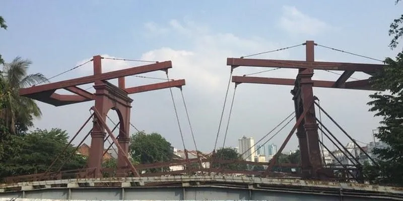 Jembatan Kota Intan, 1. Museum Fatahillah, 2. Museum Bank Indonesia, 3. Museum Bank Mandiri, 4. Toko Merah, 5. Café Batavia, 6. Café Jamu Acaraki, 7. Rumah Akar, 8. Pelabuhan Sunda Kelapa, 9. Petak Sembilan Pecinan Glodok, 10. Jembatan Kota Intan