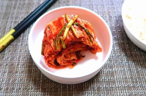 Kimchi, 1. Pajeon, 2. Namul Muchim, 3. Cheongpomuk, 4. Kimchi, 5. Gim Gui, 6. Gamjajeon, 7. Ojingeo Chae Bokkeum, 8. Eomuk Bokkeum, 9. Myulchi Bokkeum, 10. Hobak Bokkeum, 11. Gamja Jeorim, 12. Goguma Mattang, 13. Gyeran Mari, 14. Yeongeun Jorim