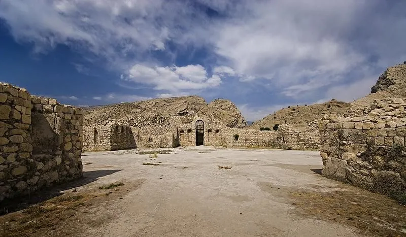 Kota Kuno Bishapur, 1. Persepolis, 2. Pasargad, 3. Sistem Hirolik Historis Shustar, 4. Tchogha Zanbil, 5. Menara Keheningan Yazd (Dakhma), 6. Naqsh-e Rostam, 7. Arg-e Bam, 8. Argh–e Rayen, 9. Istana Sarvestan, 10. Kota Kuno Bishapur
