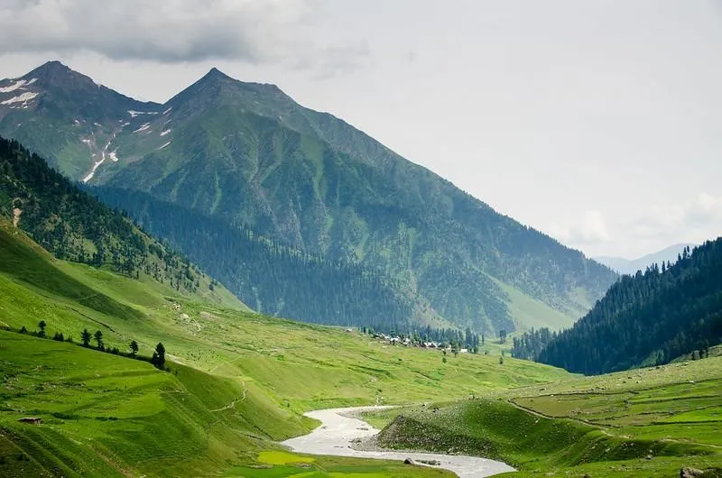 Lembah Warwan, Kashmir, 1. Lembah Bunga, Uttarakhand, 2. Lembah Spiti, Himachal Pradesh, 3. Lembah Nubra, Jammu-Kashmir, 4. Lembah Yumthang, Sikkim Utara, 5. Lembah Dzukou, Kohima, 6. Lembah Lidder, Jammu-Kashmir, 7. Lembah Zanskar, Ladakh, 8. Lembah Suru, Kargil, 9. Lembah Warwan, Kashmir, 10. Lembah Ziro, Arunachal Pradesh