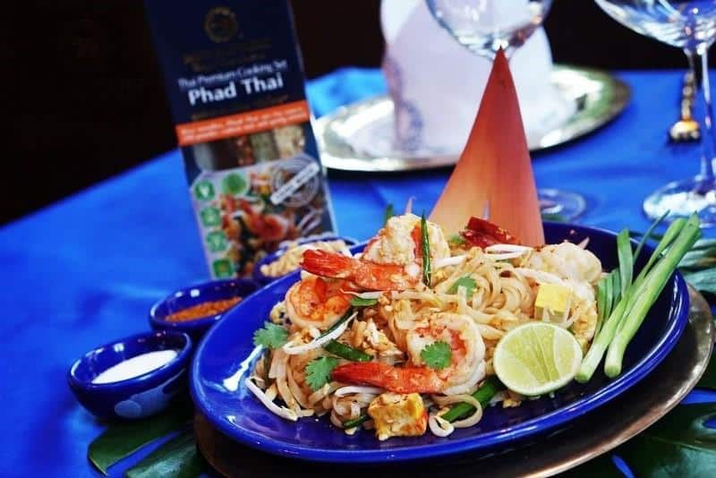 1. Thai Experiences Gift Set, 2. Sabun Beras Khas Thailand, 3. Keripik Durian, 4. Mango Cake, 5. Pad Thai Instant, 6. Kerupuk Kelapa, 7. Permen Susu, 8. Beras Melati Thailand, 9. Kacang Koh-Kae , 10. Thailand Dessert Set