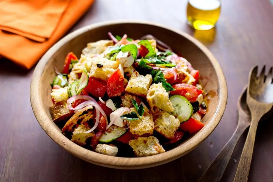 Panzanella, Italia, 1. Horiatiki, Yunani, 2. Rosolli, Finlandia, 3. Shopska Salad, Bulgaria serta Eropa Tenggara dan Negara Balkan, 4. Surówka, Polandia, 5. Olivier Salad, Rusia, 6. Wurstsalat, Jerman, 7. Niçoise Salad, Prancis, 8. Panzanella, Italia, 9. Huzarensalade, Belanda, 10. Sillsalat, Swedia