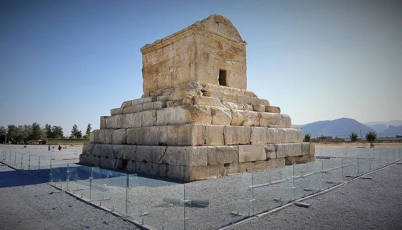 Pasargad, 1. Persepolis, 2. Pasargad, 3. Sistem Hirolik Historis Shustar, 4. Tchogha Zanbil, 5. Menara Keheningan Yazd (Dakhma), 6. Naqsh-e Rostam, 7. Arg-e Bam, 8. Argh–e Rayen, 9. Istana Sarvestan, 10. Kota Kuno Bishapur