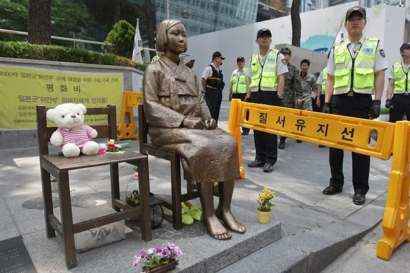 Patung Jugun Ianfu, 1. Patung Pemeran Winter Sonata di Pulau Nami, 2. Patung Laksamana Yi Sunshin, 3. Patung Raja Sejong, 4. Patung Jugun Ianfu, 5. Patung Beruang di Gunung Seorak, 6. Dol Hareubang, Patung Penjaga Pulau Jeju, 7. Patung Buddha di Kuil Donghwasa, 8. Statue of Brother di Monumen Peringatan Perang Korea, 9. Patung Kim Kwangseok di Daegu, 10. Patung di Haesindang Park