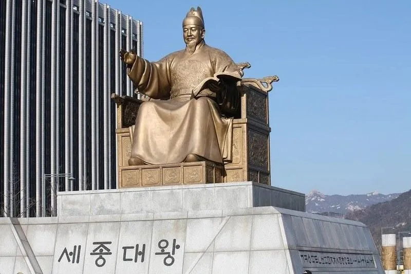 Patung Raja Sejong, 1. Patung Pemeran Winter Sonata di Pulau Nami, 2. Patung Laksamana Yi Sunshin, 3. Patung Raja Sejong, 4. Patung Jugun Ianfu, 5. Patung Beruang di Gunung Seorak, 6. Dol Hareubang, Patung Penjaga Pulau Jeju, 7. Patung Buddha di Kuil Donghwasa, 8. Statue of Brother di Monumen Peringatan Perang Korea, 9. Patung Kim Kwangseok di Daegu, 10. Patung di Haesindang Park