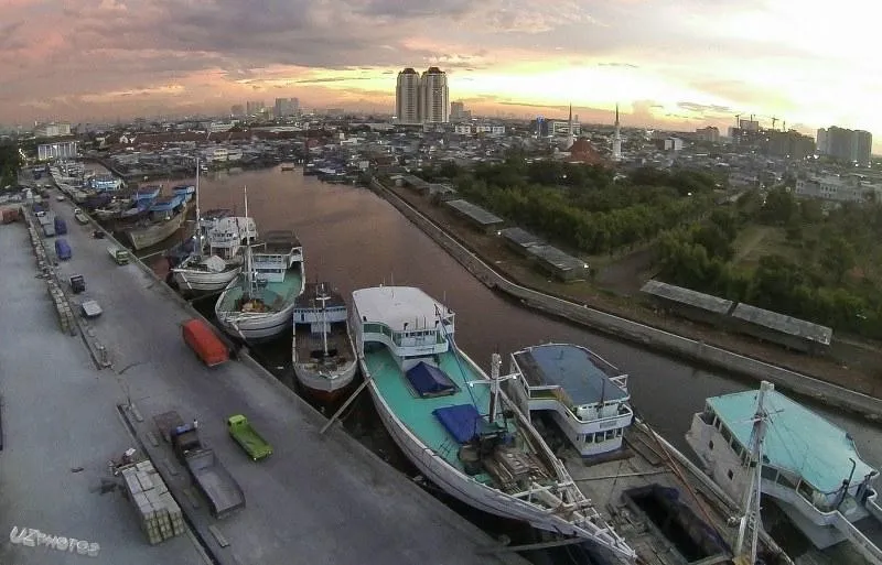 Pelabuhan Sunda Kelapa, 1. Museum Fatahillah, 2. Museum Bank Indonesia, 3. Museum Bank Mandiri, 4. Toko Merah, 5. Café Batavia, 6. Café Jamu Acaraki, 7. Rumah Akar, 8. Pelabuhan Sunda Kelapa, 9. Petak Sembilan Pecinan Glodok, 10. Jembatan Kota Intan