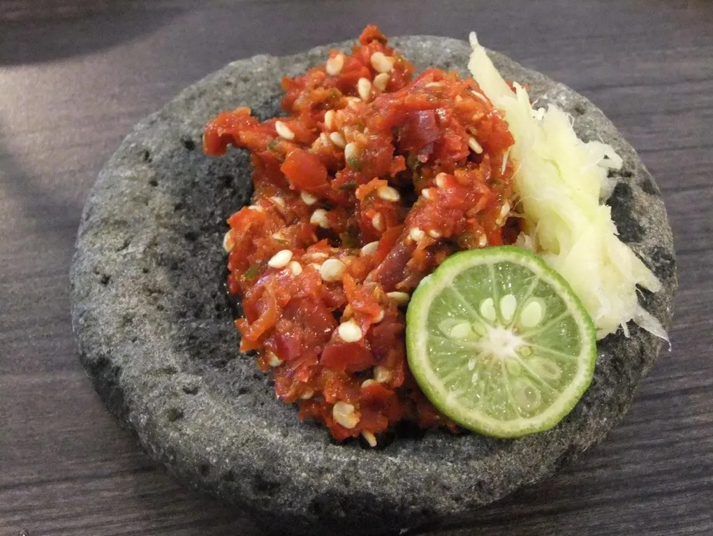 Pencinta Sambal, 1. Kerokan, 2. Pencinta Sambal , 3. Tidak Bisa Lepas dari Nasi, 4. Sikap Ramah Orang Indonesia , 5. Makan Menggunakan Tangan atau Tanpa Sendok, 6. Tinggal Serumah dengan Orang Tua, 7. Memakan Ceker dan Kepala Ayam , 8. Memakai Jaket di Siang Hari, 9. Mandi Dua Kali Sehari, 10. Membasuh dengan Air