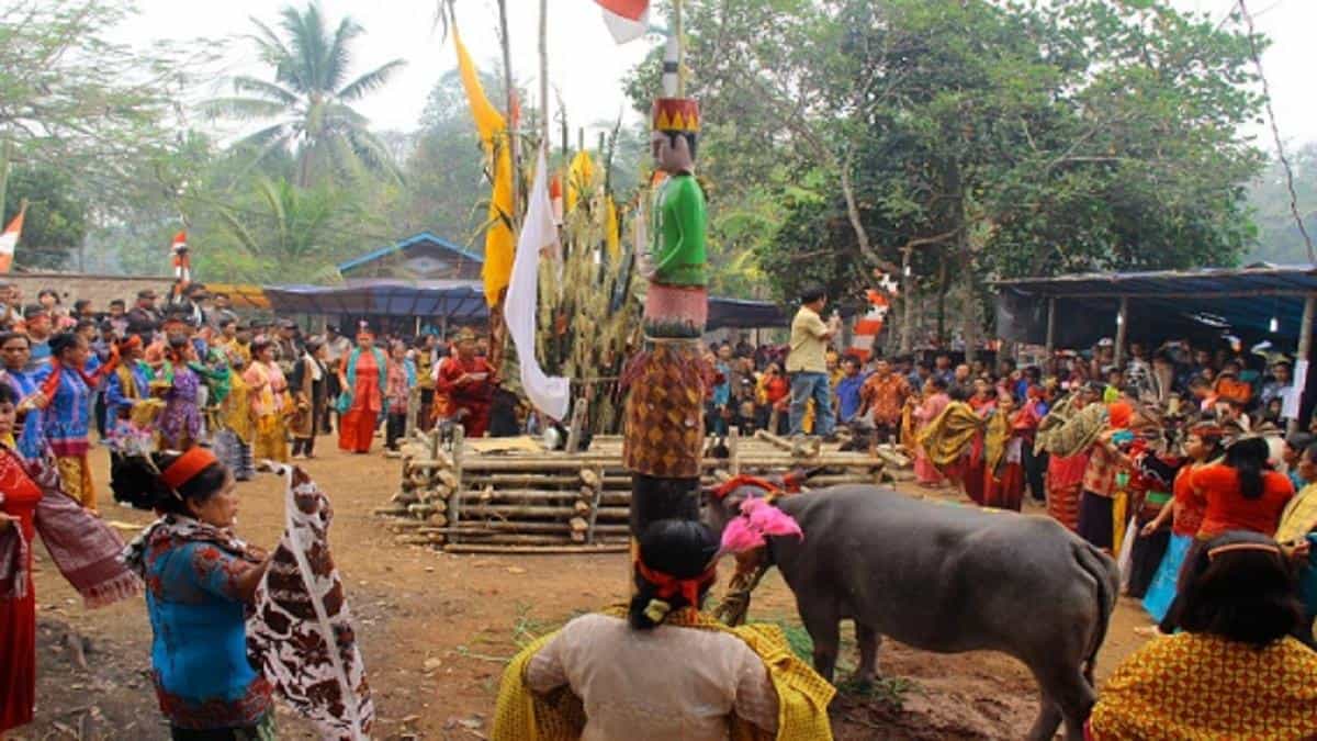 1. Dekat dengan Hal-Hal Mistik, 2. Tradisi Merajah Tubuh, 3. Gadis Dayak yang Terkenal Sopan, 4. Tradisi Kuping Panjang, 5. Memiliki Pasukan Hantu, 6. Memiliki Senjata Mematikan, 7. Suka Berhias dan Merawat Diri, 8. Memiliki Dukun Sakti, 9. Penganut Kaharingan, 10. Ditakuti Bangsa Belanda