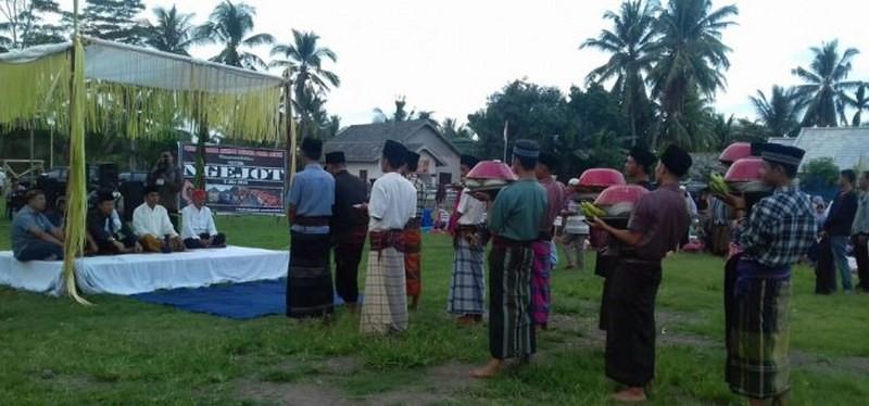 1. Menggunakan Wadah Tradisional, 2. Meriahkan Momen Idul Fitri dan Mempererat Silaturahmi, 3. Peserta Terdiri dari Perempuan, 4. Sungkeman Khas Desa Lenek, 5. Penyerahan Jot-Jotan, 6. Hantaran Sampak pada Keluarga, 7. Ngejot di Masa Modern, 8. Sebagai Bentuk Sedekah
