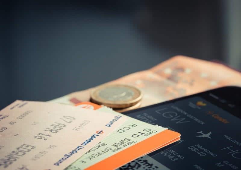1. Cari Destinasi yang Pas, 2. Pesan Tiket Pesawat Online Jauh-Jauh Hari, 3. Gunakan Sistem Penerbangan Transit, 4. Manfaatkan Jaringan Pertemanan, 5. Bawa Bekal Makanan yang Bisa Disimpan Lama, 6. Kendalikan Keinginan Membeli Oleh-Oleh, 7. Kemasi Barang Seminimal Mungkin, 8. Jalan Kaki, 9. Manfaatkan Travel Fair, 10. Buat Perencanaan yang Efektif