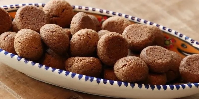 Pepernoten, 1. Gevulde Koek, 2. Kaasstengel, 3. Pepernoten, 4. Stroopwafel, 5. Speculaas, 6. Fryske Dúmkes, 7. Kletskoppen, 8. Arnhemse Meisjes, 9. Jan Hagel, 10. Pindakoekjes