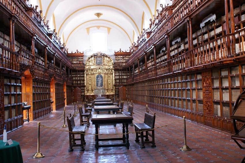 1. Perpustakaan Al – Qarawiyyin, 2. Perpustakaan Saint Catherine Monastery, 3. Perpustakaan Librije di Zutphen, 4. Perpustakaan Hereford Cathedral, 5. Perpustakaan Berantai Francis Trigge, 6. Perpustakaan Malatestiana, 7. Perpustakaan Laurentian, 8. Perpustakaan Tianyi Ge, 9. Perpustakaan Trinity College, 10. Perpustakaan Palafoxiana