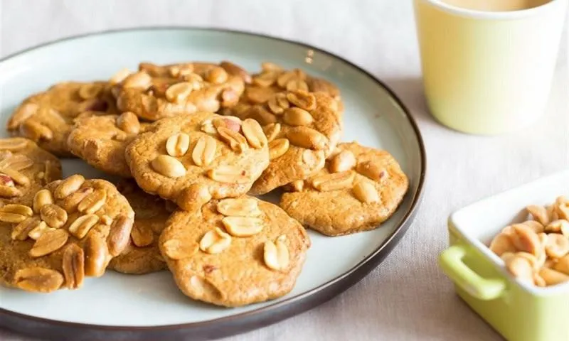 Pindakoekjes, 1. Gevulde Koek, 2. Kaasstengel, 3. Pepernoten, 4. Stroopwafel, 5. Speculaas, 6. Fryske Dúmkes, 7. Kletskoppen, 8. Arnhemse Meisjes, 9. Jan Hagel, 10. Pindakoekjes