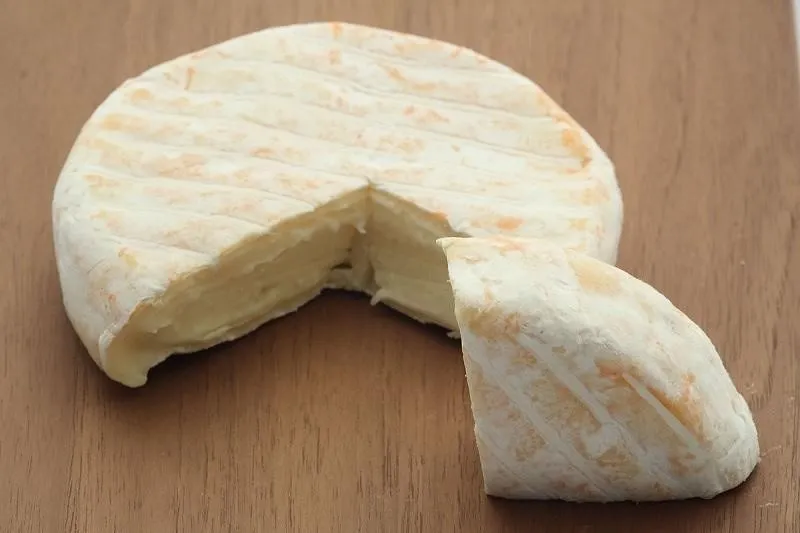 Reblochon, 1. Camembert, 2. Carré Corse, 4. Fourme d'Ambert, 5. Reblochon, 6. Mont d'Or, 7. Beaufort, 8. Rovethym, 9. Tomme de Savoie, 10. Pont-l'Eveque