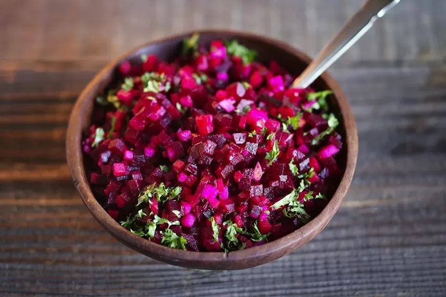 Rosolli, Finlandia, 1. Horiatiki, Yunani, 2. Rosolli, Finlandia, 3. Shopska Salad, Bulgaria serta Eropa Tenggara dan Negara Balkan, 4. Surówka, Polandia, 5. Olivier Salad, Rusia, 6. Wurstsalat, Jerman, 7. Niçoise Salad, Prancis, 8. Panzanella, Italia, 9. Huzarensalade, Belanda, 10. Sillsalat, Swedia