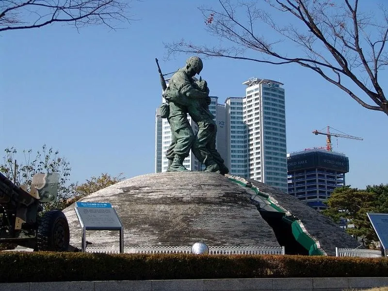 8.	Statue of Brother di Monumen Peringatan Perang Korea, 1. Patung Pemeran Winter Sonata di Pulau Nami, 2. Patung Laksamana Yi Sunshin, 3. Patung Raja Sejong, 4. Patung Jugun Ianfu, 5. Patung Beruang di Gunung Seorak, 6. Dol Hareubang, Patung Penjaga Pulau Jeju, 7. Patung Buddha di Kuil Donghwasa, 8. Statue of Brother di Monumen Peringatan Perang Korea, 9. Patung Kim Kwangseok di Daegu, 10. Patung di Haesindang Park
