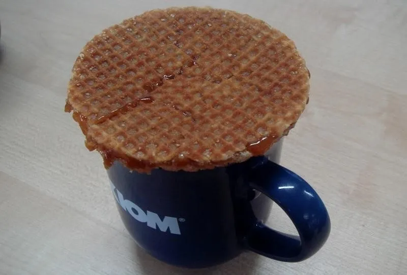 Stroopwafel, 1. Gevulde Koek, 2. Kaasstengel, 3. Pepernoten, 4. Stroopwafel, 5. Speculaas, 6. Fryske Dúmkes, 7. Kletskoppen, 8. Arnhemse Meisjes, 9. Jan Hagel, 10. Pindakoekjes
