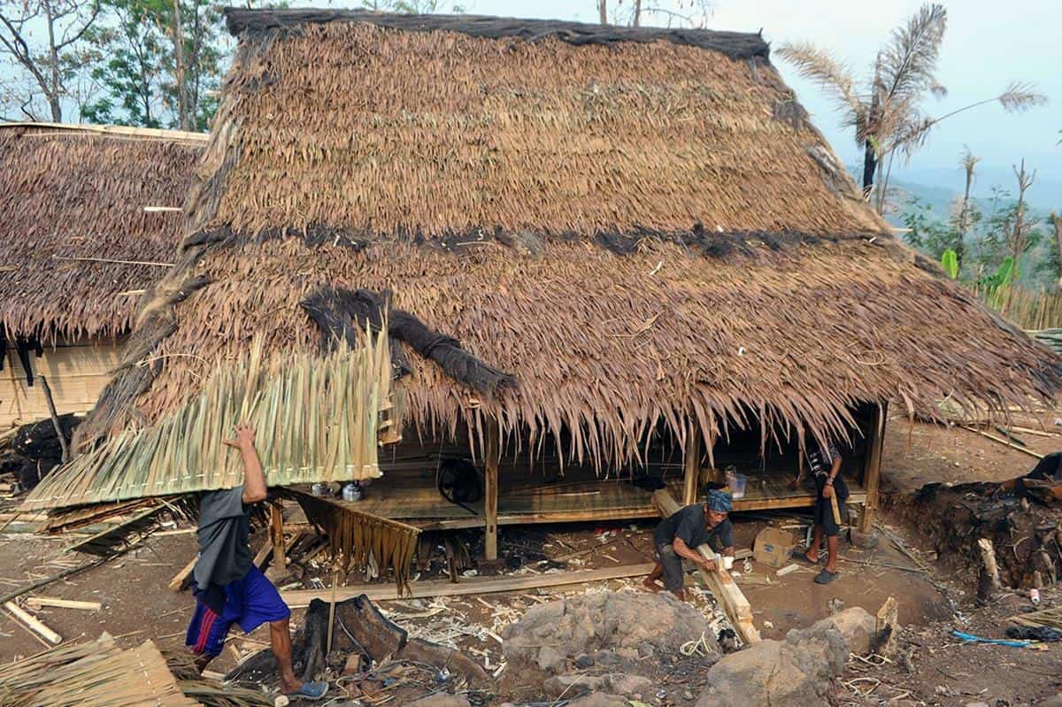 1. Tinggal di Rumah Tradisional, 2. Dipimpin oleh Pu'un, 3. Ayam Dianggap Mewah, 4. Tradisi Kawalu, 5. Melakukan Perjodohan, 6. Pakaian Setiap Suku Berbeda, 7. Tidak Memiliki Nisan, 8. Menggunakan Batang Bambu untuk Gelas, 9. Suka Bergotong Royong, 10. Suka Berjalan Kaki Tanpa Alas Kaki