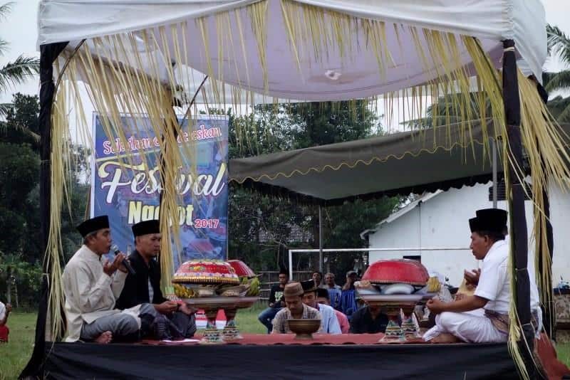 1. Menggunakan Wadah Tradisional, 2. Meriahkan Momen Idul Fitri dan Mempererat Silaturahmi, 3. Peserta Terdiri dari Perempuan, 4. Sungkeman Khas Desa Lenek, 5. Penyerahan Jot-Jotan, 6. Hantaran Sampak pada Keluarga, 7. Ngejot di Masa Modern, 8. Sebagai Bentuk Sedekah