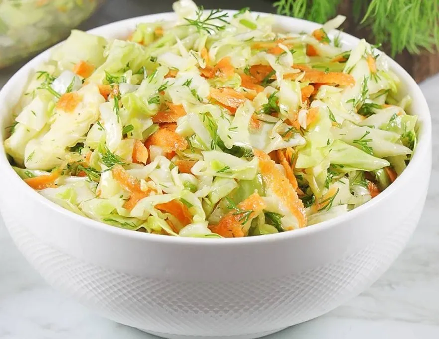 Surówka, Polandia_, 1. Horiatiki, Yunani, 2. Rosolli, Finlandia, 3. Shopska Salad, Bulgaria serta Eropa Tenggara dan Negara Balkan, 4. Surówka, Polandia, 5. Olivier Salad, Rusia, 6. Wurstsalat, Jerman, 7. Niçoise Salad, Prancis, 8. Panzanella, Italia, 9. Huzarensalade, Belanda, 10. Sillsalat, Swedia