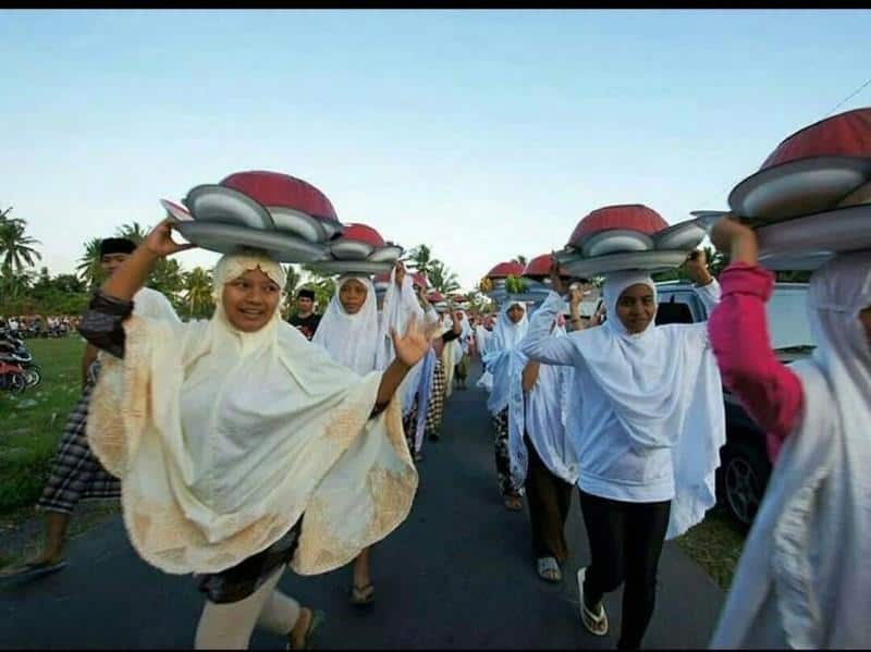1. Menggunakan Wadah Tradisional, 2. Meriahkan Momen Idul Fitri dan Mempererat Silaturahmi, 3. Peserta Terdiri dari Perempuan, 4. Sungkeman Khas Desa Lenek, 5. Penyerahan Jot-Jotan, 6. Hantaran Sampak pada Keluarga, 7. Ngejot di Masa Modern, 8. Sebagai Bentuk Sedekah