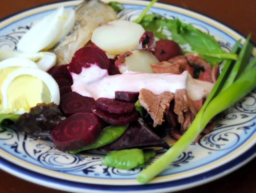 Sillsalat, Swedia, 1. Horiatiki, Yunani, 2. Rosolli, Finlandia, 3. Shopska Salad, Bulgaria serta Eropa Tenggara dan Negara Balkan, 4. Surówka, Polandia, 5. Olivier Salad, Rusia, 6. Wurstsalat, Jerman, 7. Niçoise Salad, Prancis, 8. Panzanella, Italia, 9. Huzarensalade, Belanda, 10. Sillsalat, Swedia