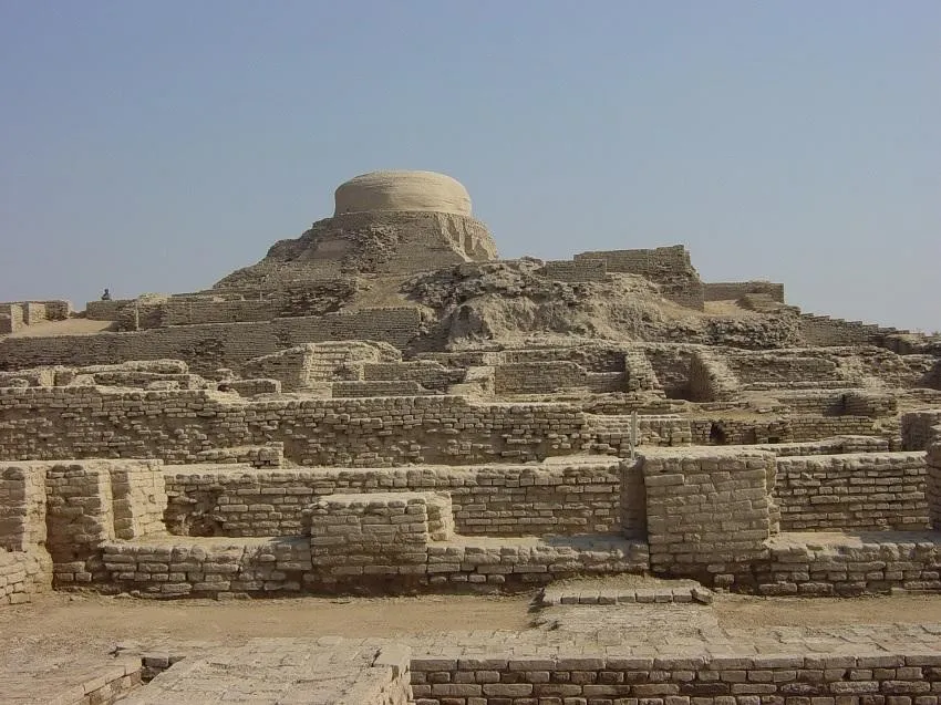Situs Mohenjo-daro (Sidh), 1. Taxila (Punjab), 2. Situs Mohenjo-daro (Sidh), 3. Situs Takh-i- Bahi (Mardan), 4. Makli Necropolis (Sindh), 5. Makam Chaukhandi (Karachi), 6. Benteng Derawar (Punjab), 7. Benteng Lahore (Punjab), 8. Benteng Rohtas (Punjab), 9. Bala Hissar (Peshawar), 10. Empress Market (Sindh)