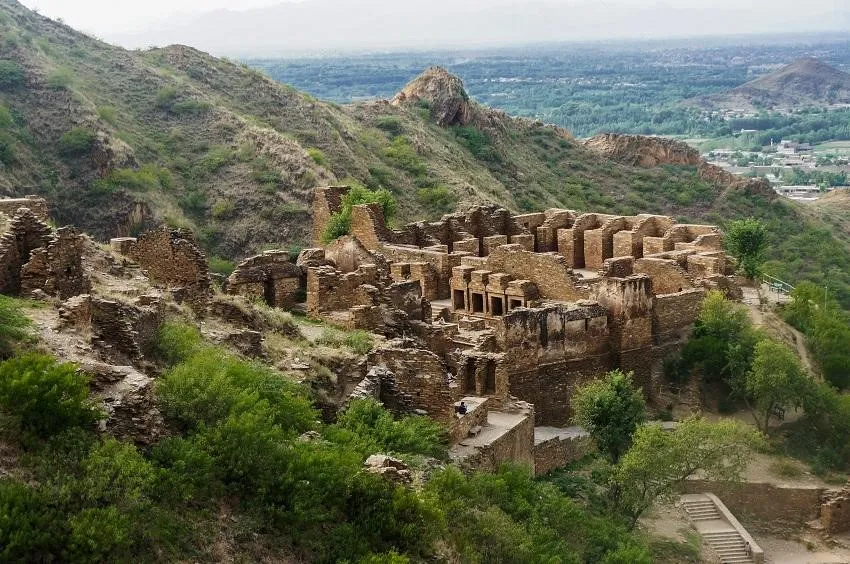Situs Takh-i- Bahi (Mardan), 1. Taxila (Punjab), 2. Situs Mohenjo-daro (Sidh), 3. Situs Takh-i- Bahi (Mardan), 4. Makli Necropolis (Sindh), 5. Makam Chaukhandi (Karachi), 6. Benteng Derawar (Punjab), 7. Benteng Lahore (Punjab), 8. Benteng Rohtas (Punjab), 9. Bala Hissar (Peshawar), 10. Empress Market (Sindh)