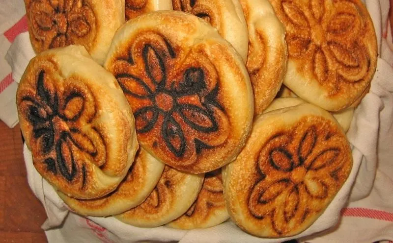 Tigella, 1. Pane casareccio, 2. Bisciola, 3. Friselle, 4. Pane carasau, 5. Panettone, 6. Focaccia, 7. Borlengo, 8. Tigella, 9. Biscotti, 10. Schiacciata, 11. Ciabatta