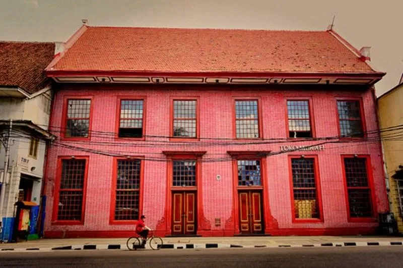 Toko Merah, 1. Museum Fatahillah, 2. Museum Bank Indonesia, 3. Museum Bank Mandiri, 4. Toko Merah, 5. Café Batavia, 6. Café Jamu Acaraki, 7. Rumah Akar, 8. Pelabuhan Sunda Kelapa, 9. Petak Sembilan Pecinan Glodok, 10. Jembatan Kota Intan