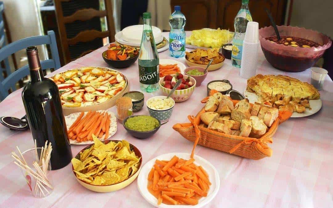 Tradisi Apero, 1. Pencinta Roti Baguette, 2. Membawa Tas Belanjaan Sendiri, 3. Solidaritas Tinggi, 4. Menyukai Keju dan Minuman Anggur, 5. Suka Mengeluh , 6. Menjalankan Tata Krama, 7. Tradisi La bise, 8. Tradisi Apero, 9. Romantis, 10. Sesi Makan yang Panjang