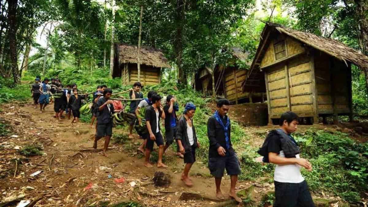 1. Tinggal di Rumah Tradisional, 2. Dipimpin oleh Pu'un, 3. Ayam Dianggap Mewah, 4. Tradisi Kawalu, 5. Melakukan Perjodohan, 6. Pakaian Setiap Suku Berbeda, 7. Tidak Memiliki Nisan, 8. Menggunakan Batang Bambu untuk Gelas, 9. Suka Bergotong Royong, 10. Suka Berjalan Kaki Tanpa Alas Kaki